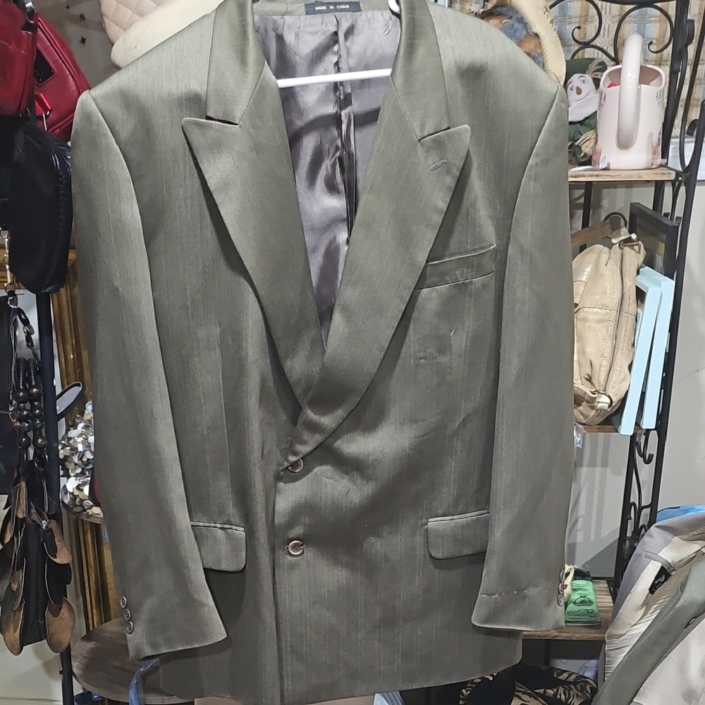 Green Sport Coat with Structured Shoulders and Professional Tailoring